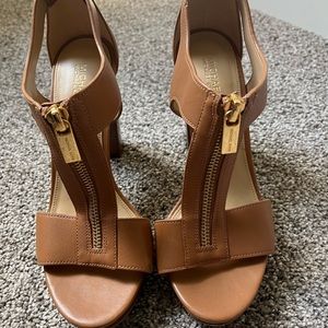 THE “Michael Kors Shoe” 🤎🤎🤎 Berkley T strap